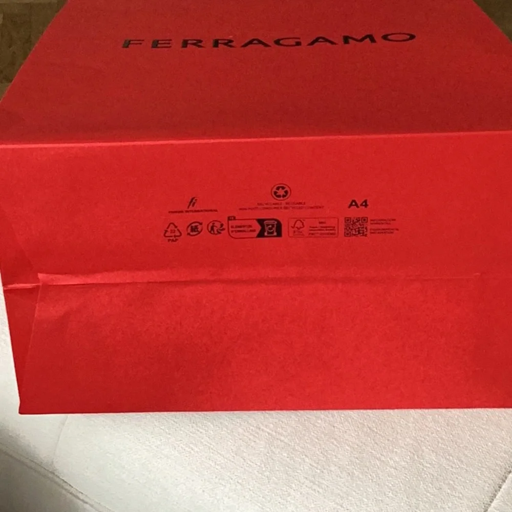 - Ferragamo red- and shopping bag  17x13x7,5